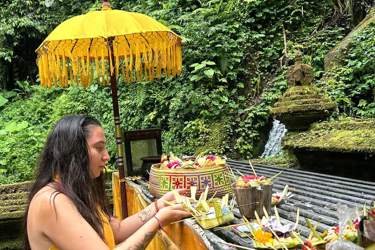 Ubud: rituale di purificazione balinese e workshopRituale di purificazione Melukat al tempio Tirta Empul
