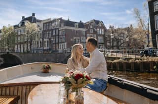 Amsterdam: Private romantische Grachtenfahrt mit Prosecco/Snacks