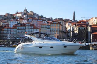 Porto: Private Yacht-Tour mit lokalem Wein und Snacks