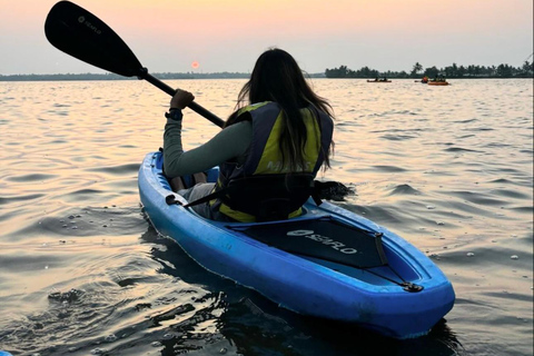 Sereniteit op het water: Kajakavonturen in Kadamakkudy