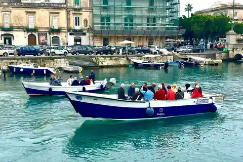 Syracuse: Private boat tour of Ortigia and sea caves
