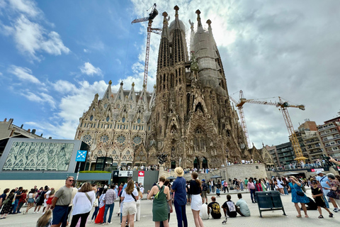 Barcelona: Sagrada Familia, La Pedrera &amp; Cava ProeverijPrivétour Sagrada Familia en Casa Milà met Cava