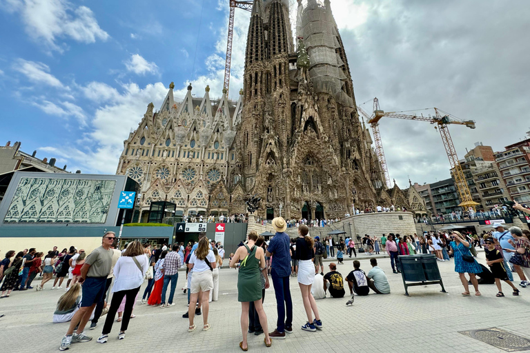 Barcelona: Sagrada Familia, La Pedrera &amp; Cava ProeverijPrivétour Sagrada Familia en Casa Milà met Cava