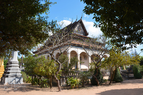 Siem Reap: Feel Good Evening Walking Tour Classic cultural walk through Wat Bo.