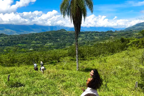 Medellín: Horseback Riding, Glamping, & Finca 360° view Stay