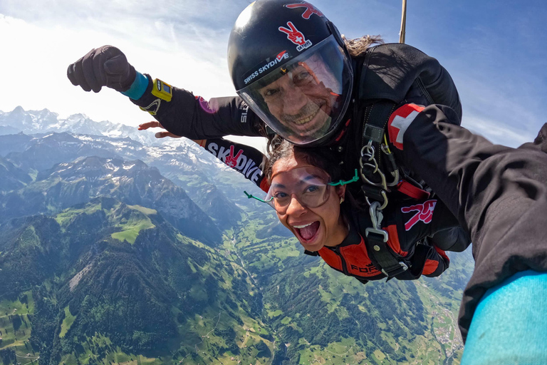 Interlaken: Fallskärmshoppning med flygplan över de schweiziska Alperna