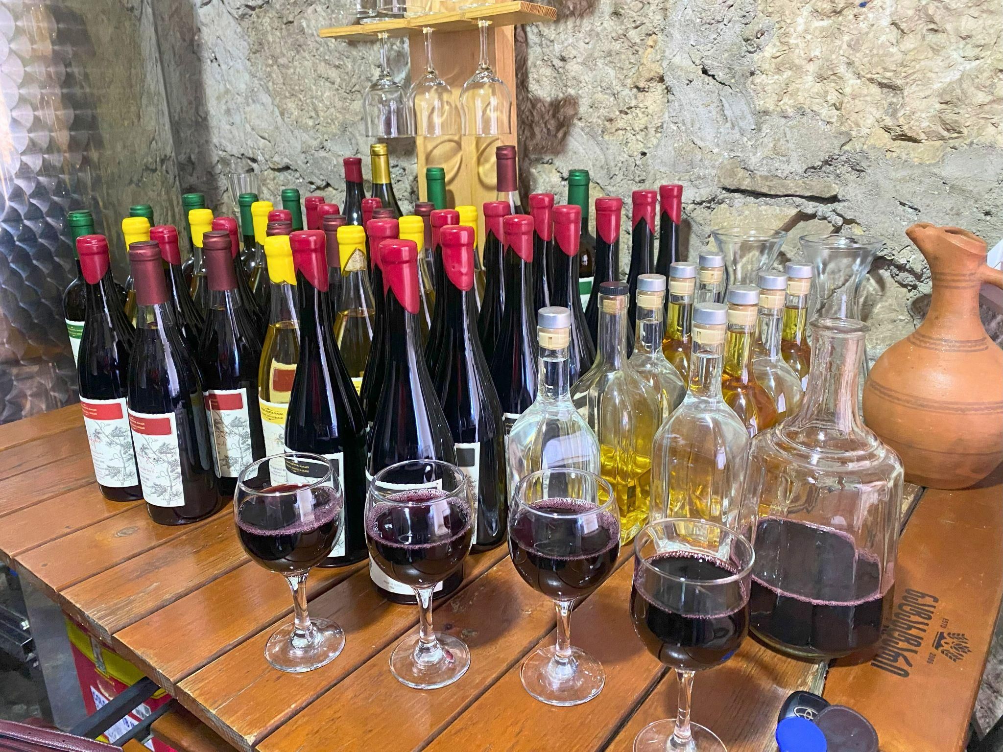 Private Tour von KUTAISI: Zchrajvari, Racha und Weingut