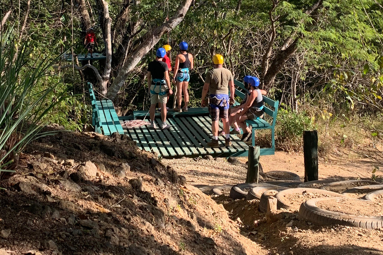 Tamarindo: Ziplining w kostarykańskiej dżungliZiplining w kostarykańskiej dżungli