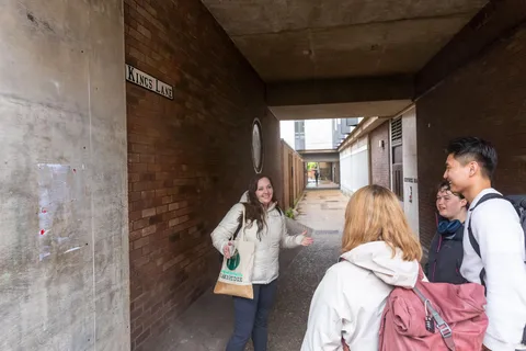 Cambridge: Visita a Cambridge e o Colonialismo