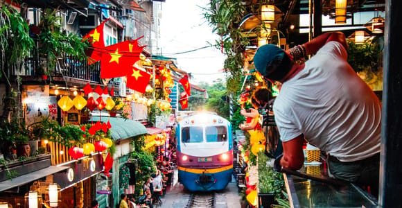 Hanoi: Walking Street Food Tour & Train Street w/Local Guide