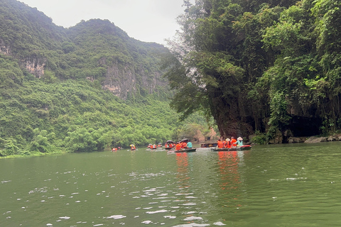 Ninh Bình: Bai Dinh, Trang An en Mua Cave dag privétourNinh Bình: Bai Dinh, Trang An en Mua Cave op de motor