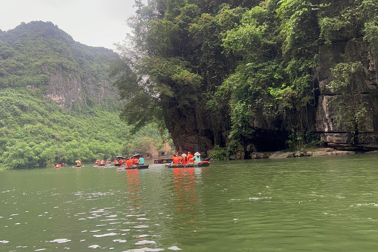 Ninh Bình: Bai Dinh, Trang An en Mua Cave dag privétourNinh Bình: Bai Dinh, Trang An en Mua Cave op de motor