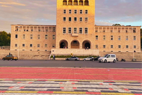 Tirana Highlights: Eine Tour zu Fuß mit einem ortskundigen Guide