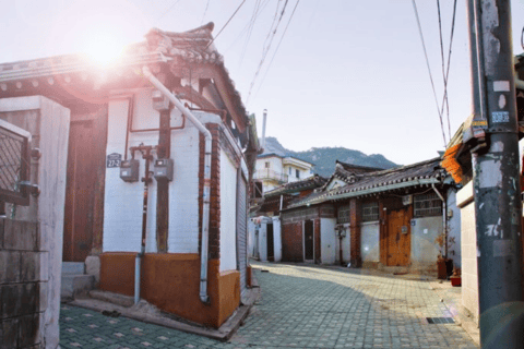 Gyeongbok-gung and Seochon walking tour with coin lunchbox Gyeongbok-gung & Seochon Walking Tour (Hanbok Experience)