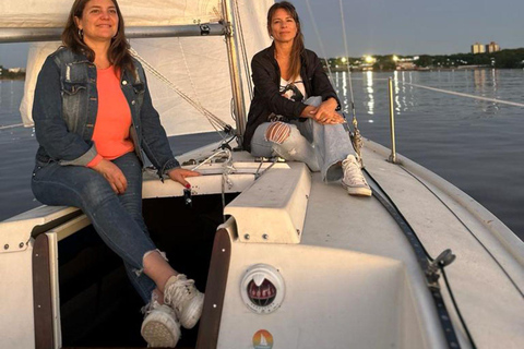 Private Sailing Tour with &quot;Alfajores&quot; and WineAmazing private sailing tour in Colonia del Sacramento