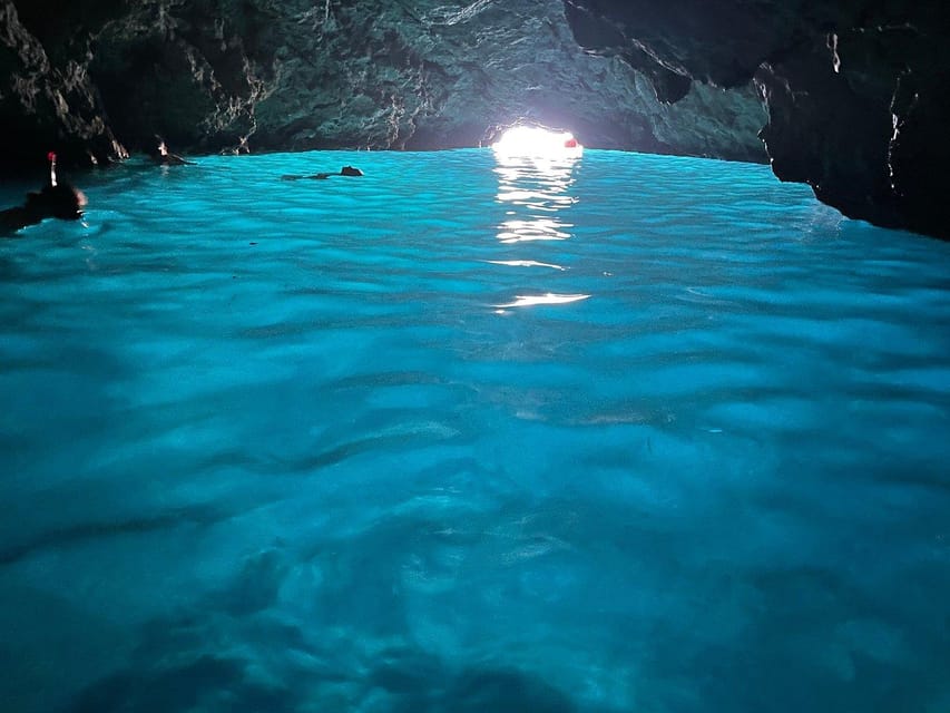 Blaue Höhle & Sunj Beach Bootstour mit Getränken