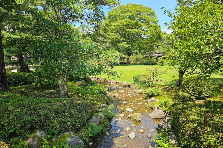 Kanazawa: Samurai, Castle & Geisha Private Bus Tour