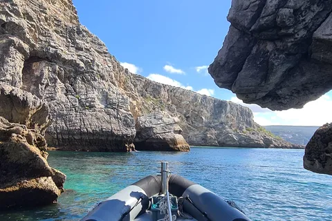 Sesimbra: Boat Trip to the wild beaches and caves