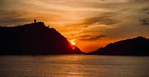 San Sebastián: Sonnenuntergang vom Meer aus auf einem Öko-Katamaran