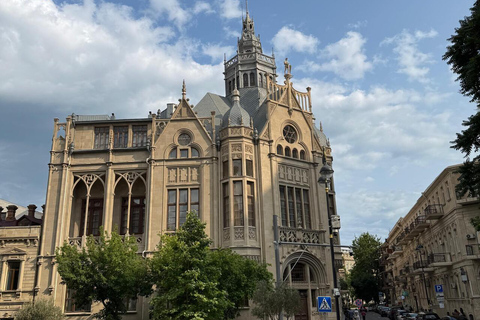 Baku: Old City Private Walking Tour with Tea & Sweets