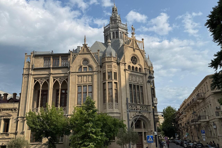Baku: Old City Private Walking Tour with Tea & Sweets