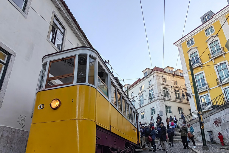 Lisbon: Private full Day Sightseeing tour by tuk-tuk.