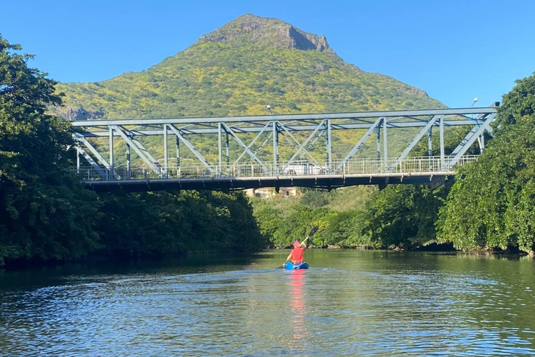 Mauricio: tour guiado en kayak por el río con monosMauricio: Tour guiado en kayak por el río con monos