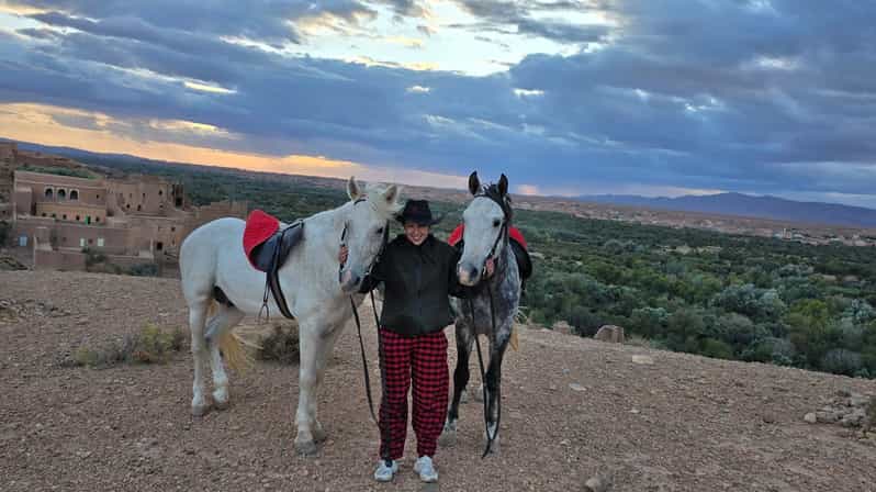 Promenade à cheval dans la vallée des Roses avec vue sur le coucher de soleil - equitation