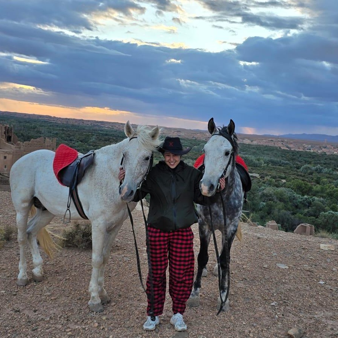 Promenade à cheval dans la vallée des Roses avec vue sur le coucher de soleil