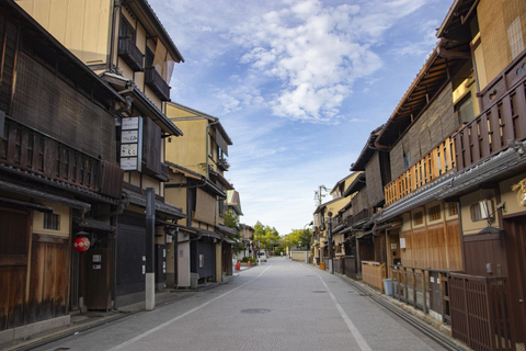 Kyoto: Gateway to Gion Walking Tour for First-Time Visitors