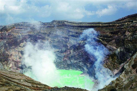 Kyushu Aso Volcano, Aso Boy Scenic Train, dagstur med varm källa11:00 Upphämtning vid Kumamoto slott