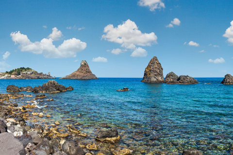 Catânia: Passeio de barco com aperitivo, prosecco e mergulho com snorkel