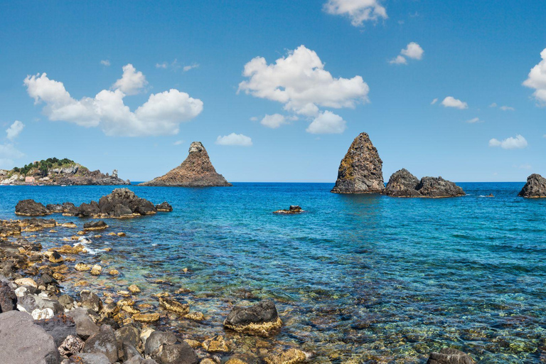 Catânia: Passeio de barco com aperitivo, prosecco e mergulho com snorkel