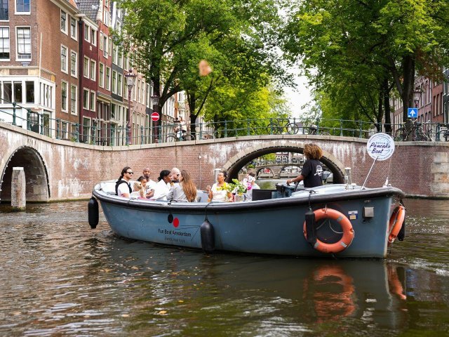 Amsterdam: Grachtenrundfahrt mit holländischen Pfannkuchen und Getränken