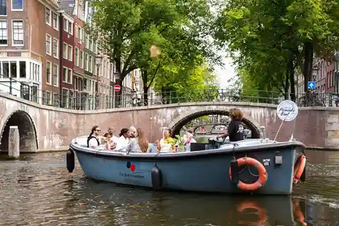 Amsterdam: Paseo en barco por el canal con tortitas holandesas y bebidas