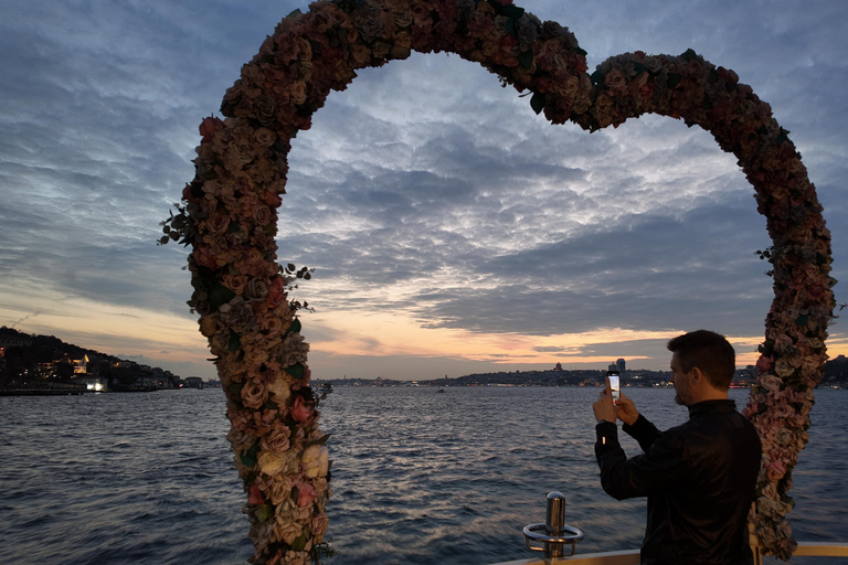 Explore Istanbul: Daily Scenic 2-Hour Bosphorus Cruises Sunset Cruise