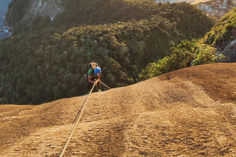 Klättring på Via Ferrata på Pão de Açúcar, den största i BrasilienKlättring på Via Ferrata i Sugarloaf Mountain, det största berget i Brasilien