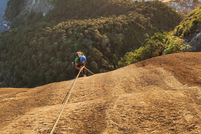 Klättring på Via Ferrata på Pão de Açúcar, den största i BrasilienKlättring på Via Ferrata i Sugarloaf Mountain, det största berget i Brasilien