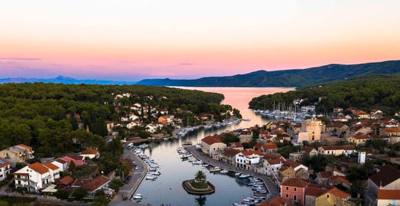 Makarska: Schnellboot-Transfer zu den Inseln Hvar & Brač