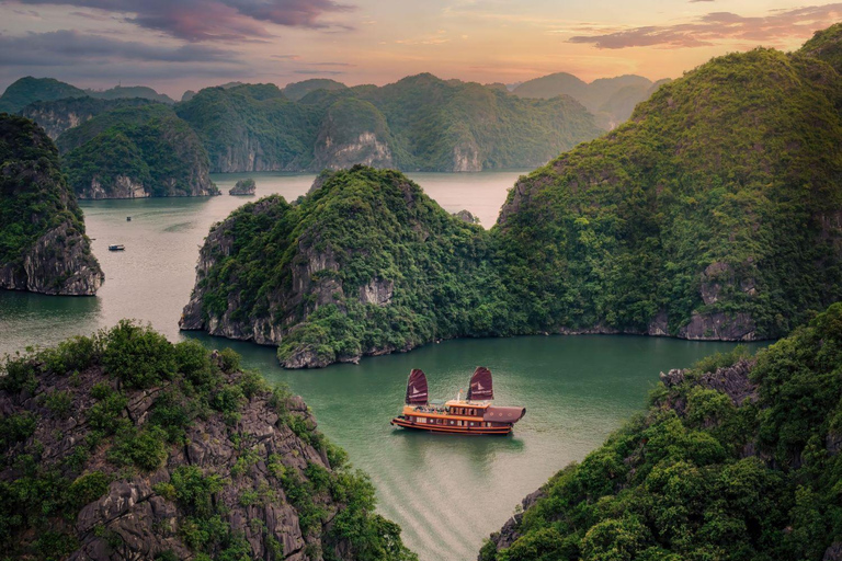 Desde Hanoi: Lanha- Bahía de Halong 2 días de tour en barco.