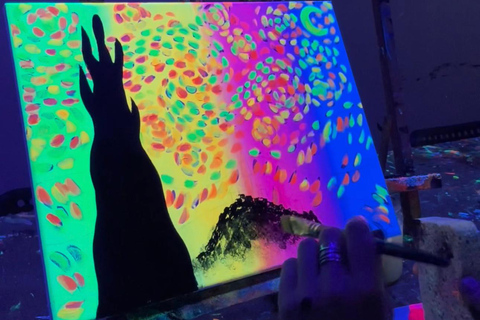 Madrid: Wine Gogh Glow Academy Paint and Sip Classes