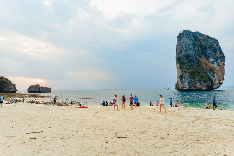 Krabi: Passeio ao pôr do sol nas 7 ilhas com jantar com churrasco e mergulho com snorkelPonto de encontro na praia de Railay