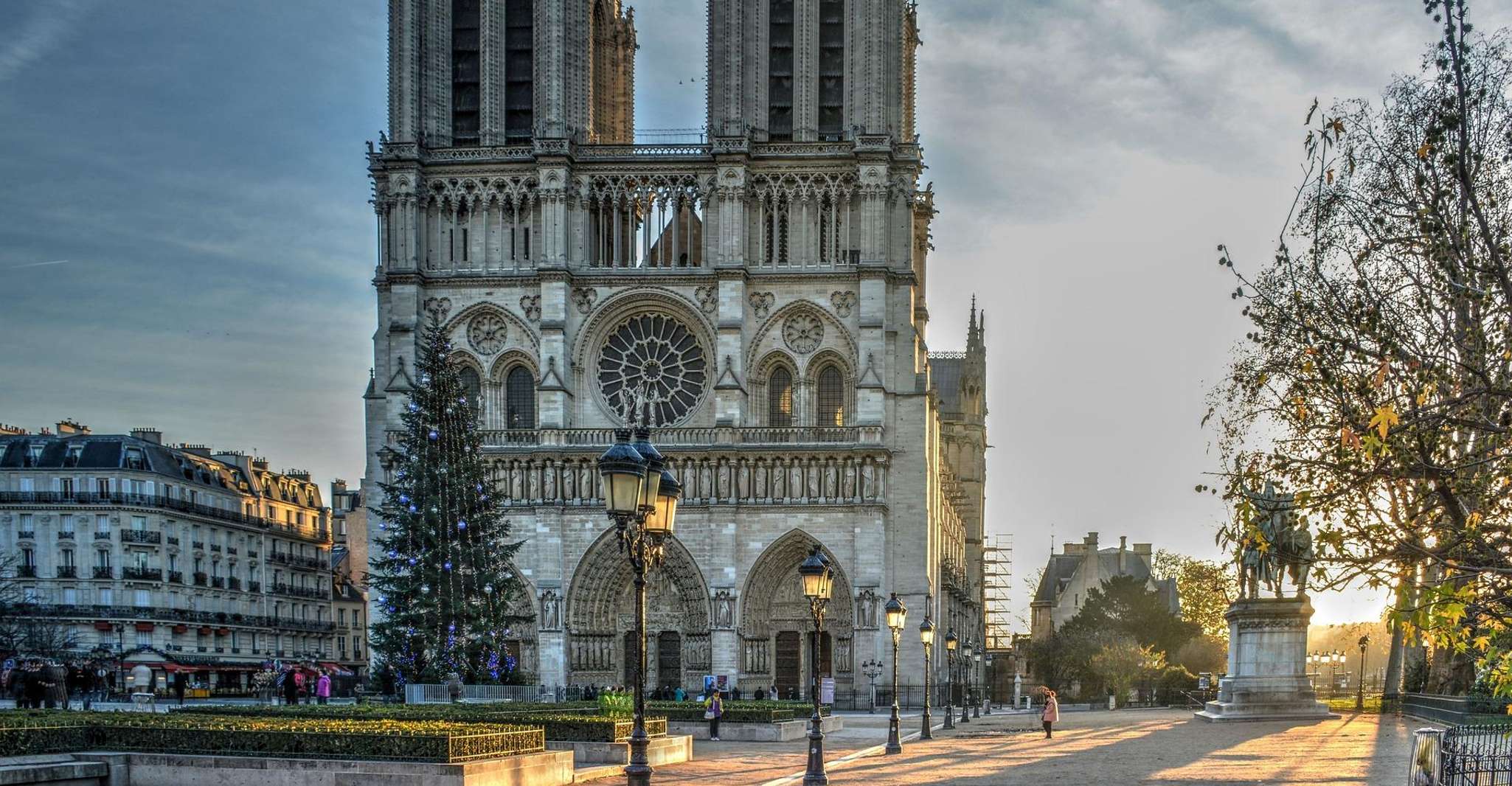 Paris , Walking tour Notre Dame with local guide - Hizvo