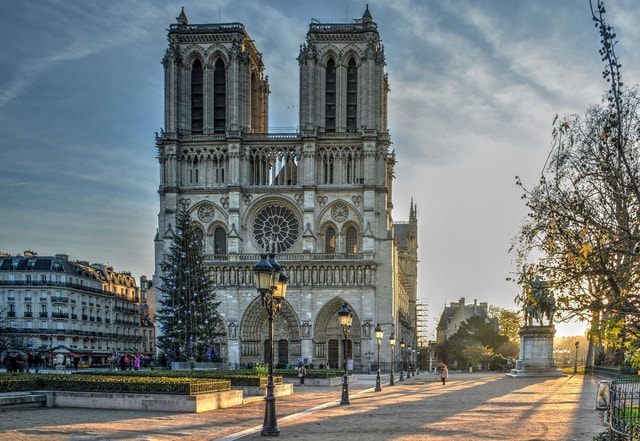 Paris : Walking tour Notre Dame with local guide