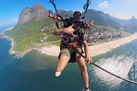 Paragliding flight with the most beautiful view of Rio de Janeiro Paragliding with the most beautiful view of Rio de Janeiro