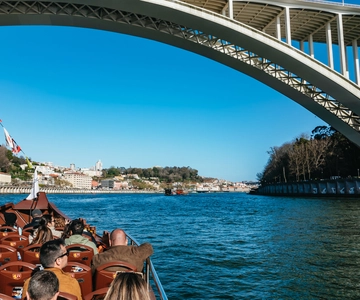 Porto: Cruzeiro das Pontes com visita a uma adega ou opção ao pôr do sol