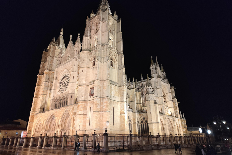 León Cathedral: Private Tour in English, Italian, or Spanish León Cathedral: Sightseeing Tour in English, Italian or Spanish
