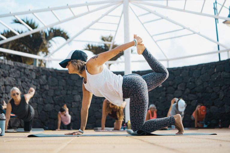 دروس اليوغا في الهواء الطلق في لانزاروت مع إطلالات على المحيط