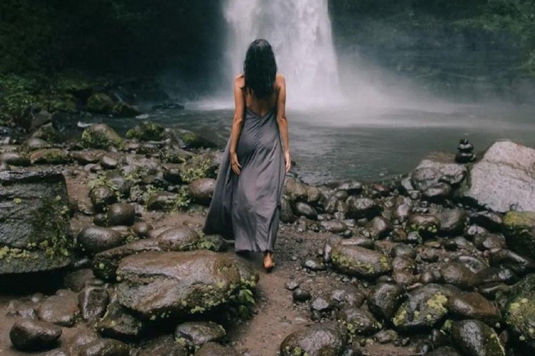 Zapierająca dech w piersiach wycieczka nad wodospad na BaliWycieczka bez biletów wstępu
