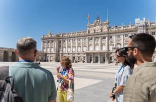 Madrid: Kleingruppentour mit Führung durch den Königspalast und Weinverkostung